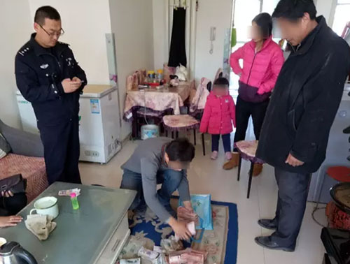 17萬(wàn)當(dāng)垃圾丟掉：驚慌失措！全家上陣翻找垃圾桶