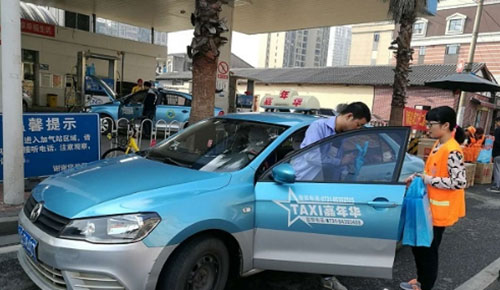 對(duì)車窗拋物說不！長(zhǎng)沙環(huán)衛(wèi)局免費(fèi)發(fā)放2000個(gè)車載垃圾桶