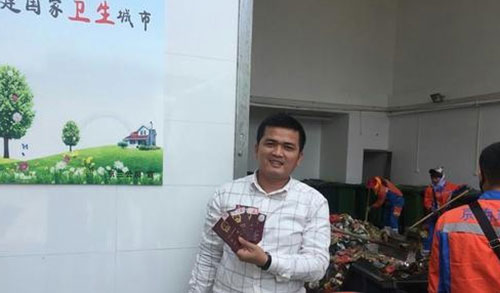 ?？谑忻駚G護(hù)照 環(huán)衛(wèi)工翻檢5噸垃圾找到