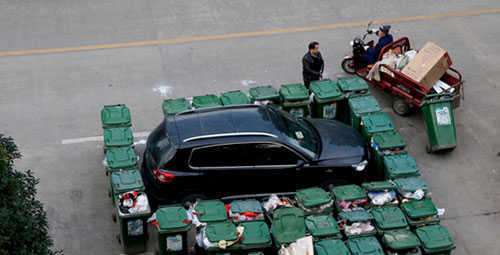 隨意亂停車，大爺搬垃圾桶怒攔私家車 