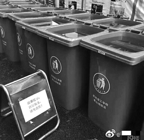 高校用垃圾桶儲(chǔ)水 上貼：自行取水、請(qǐng)勿直飲