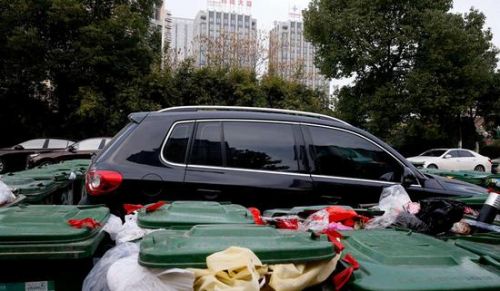 汽車被垃圾桶包圍是被惡搞還是得罪人了？