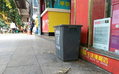 垃圾桶當(dāng)足球踢？！城區(qū)大半年累計(jì)丟近千個(gè)垃圾桶